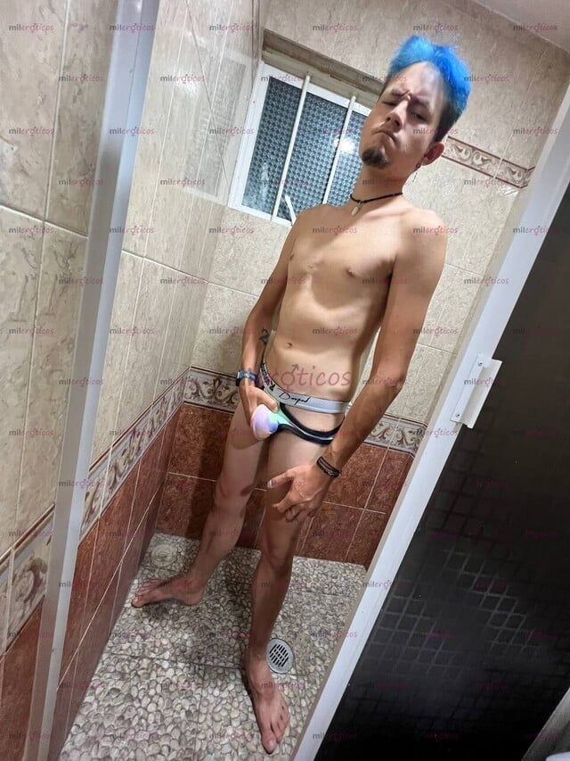 FOTOS DE ESCORT TWINK ESPAÑOL ALTO VERGON CON MANOS, PIES Y VERGA ENORMES PARA DOMINARTE.