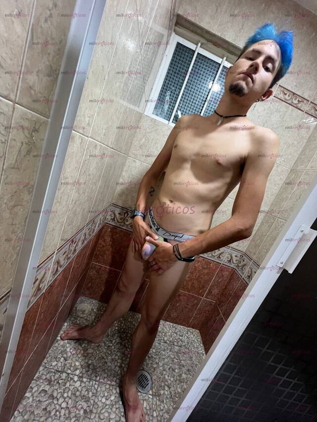 FOTOS DE ESCORT TWINK ESPAÑOL ALTO VERGON CON MANOS, PIES Y VERGA ENORMES PARA DOMINARTE.