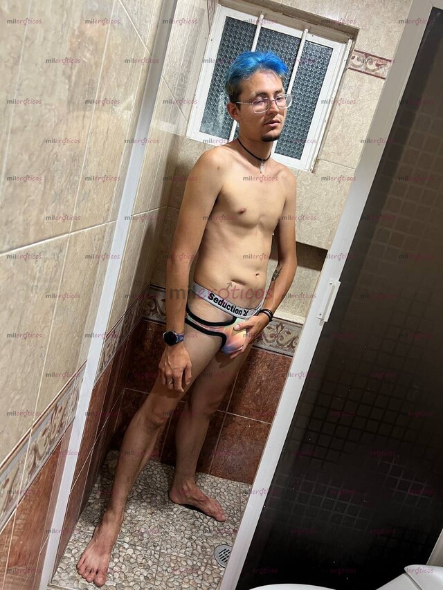 FOTOS DE ESCORT TWINK ESPAÑOL ALTO VERGON CON MANOS, PIES Y VERGA ENORMES PARA DOMINARTE.