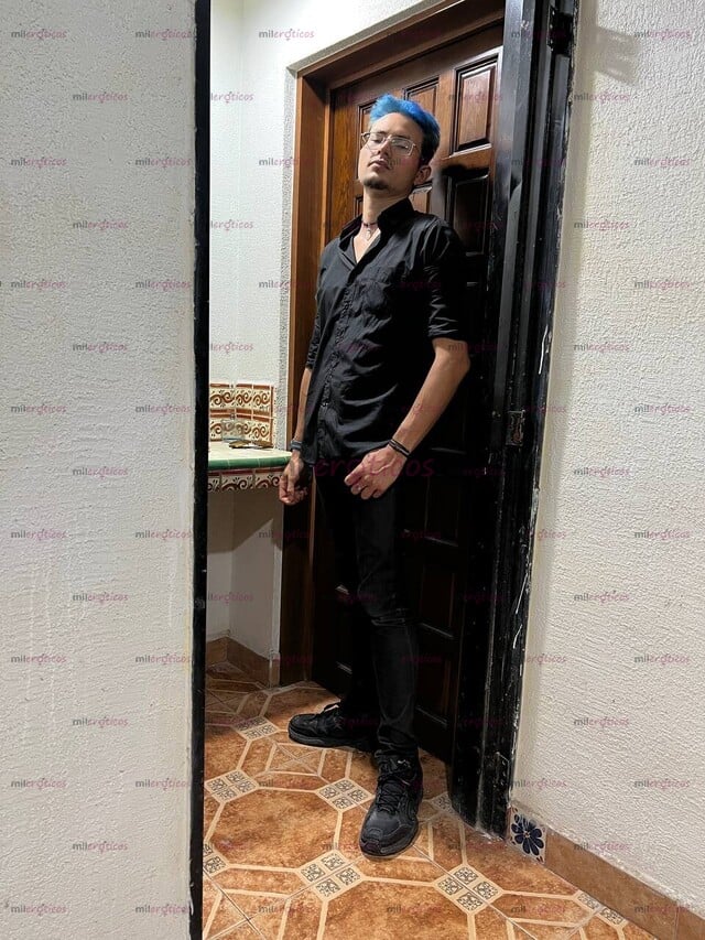 FOTOS DE ESCORT TWINK ESPAÑOL ALTO VERGON CON MANOS, PIES Y VERGA ENORMES PARA DOMINARTE.