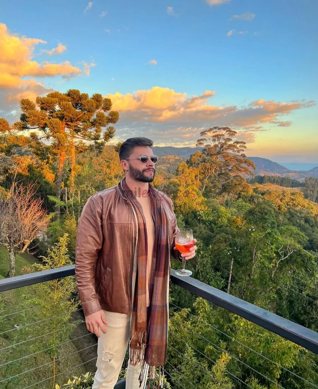 Ola tudo bem me chamo matheus tenho 30 anos sou um acompanhante do corpo atletico dos olhos claro e da ferramenta bem grande rss sou bem discreto venh...