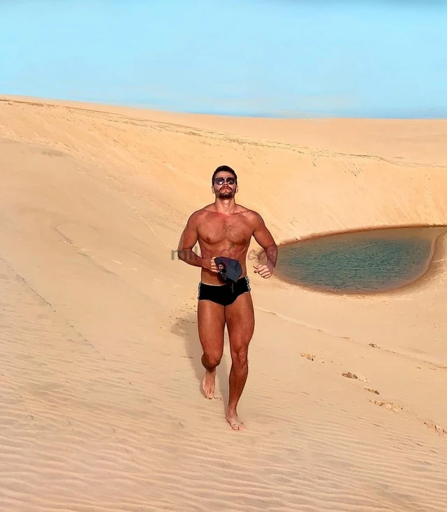 Ola tudo bem me chamo matheus tenho 30 anos sou um acompanhante do corpo atletico dos olhos claro e da ferramenta bem grande rss sou bem discreto venh...