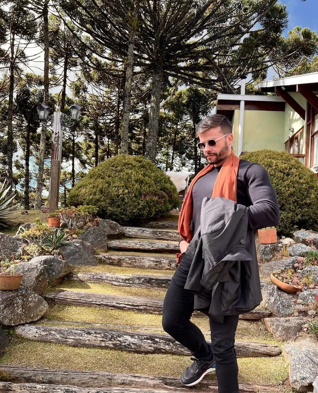 Ola tudo bem me chamo matheus tenho 30 anos sou um acompanhante do corpo atletico dos olhos claro e da ferramenta bem grande rss sou bem discreto venh...