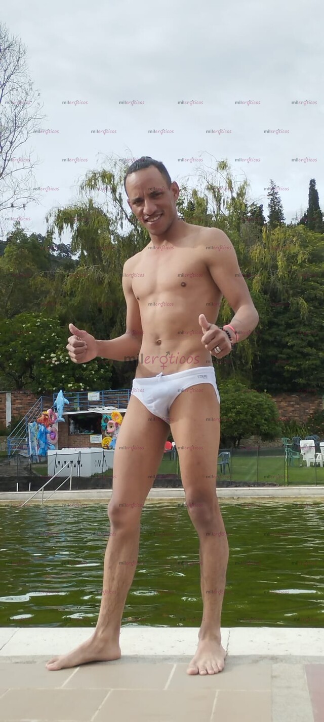 FOTOS DE CHICO COMPLACIENTE EN CADA UNOS DE SUS FETICHES