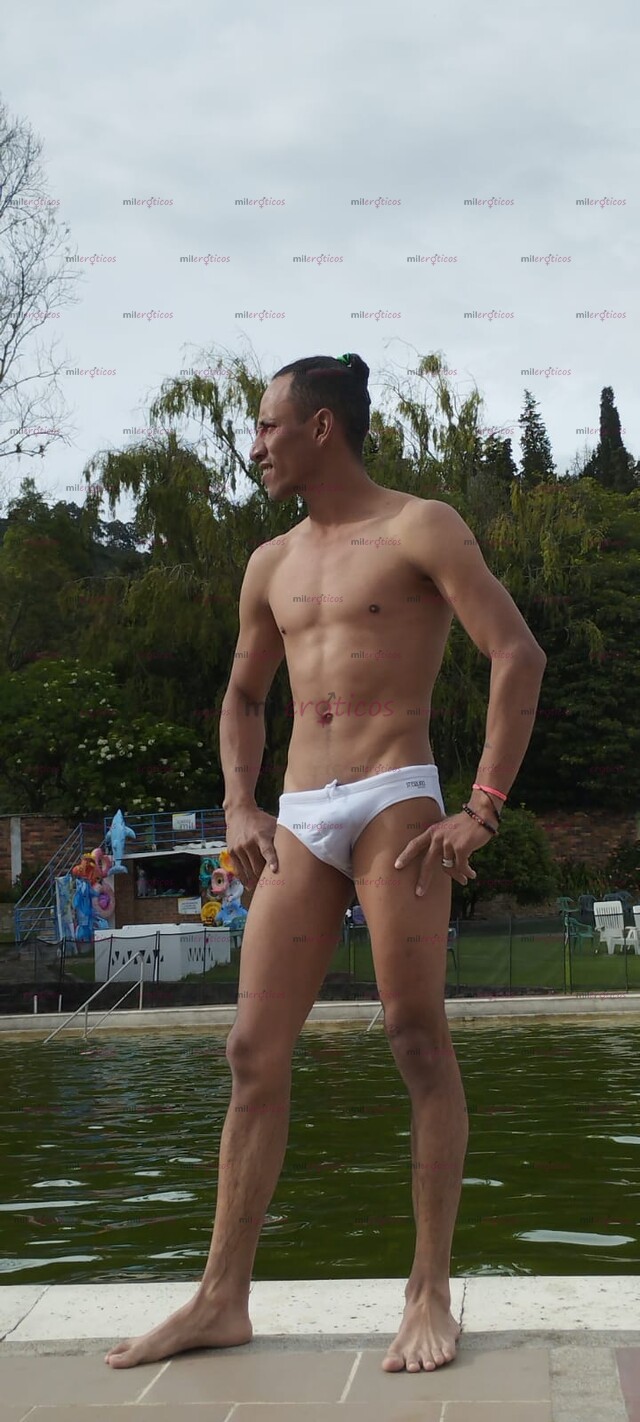 FOTOS DE CHICO COMPLACIENTE EN CADA UNOS DE SUS FETICHES