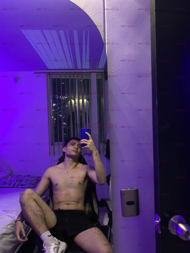 FOTOS DE JOVEN ASEADO Y VERGON DISPONIBLE CON GANAS DE COGER.