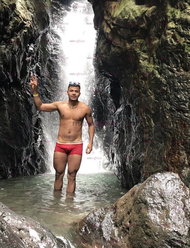 FOTOS DE ACÁ UN MORENITO ALTO Y SEXY DISPONIBLE PARA TI
