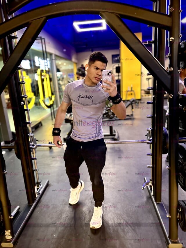 FOTOS DE JOVEN EXTRANJERO HOT LISTO PARA COMPLACERTE RICO