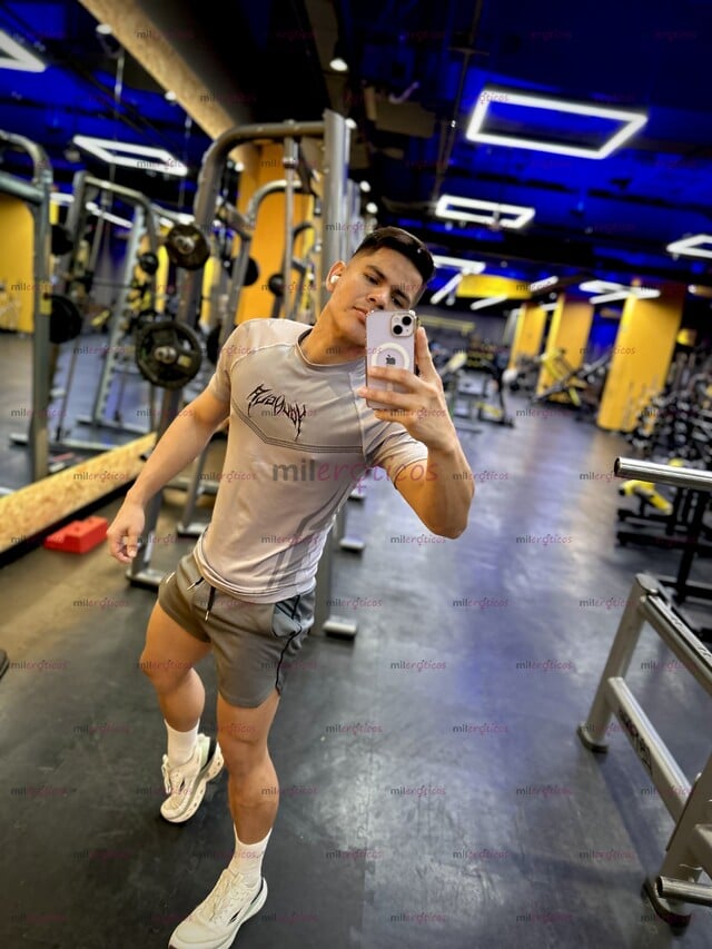 FOTOS DE JOVEN EXTRANJERO HOT LISTO PARA COMPLACERTE RICO