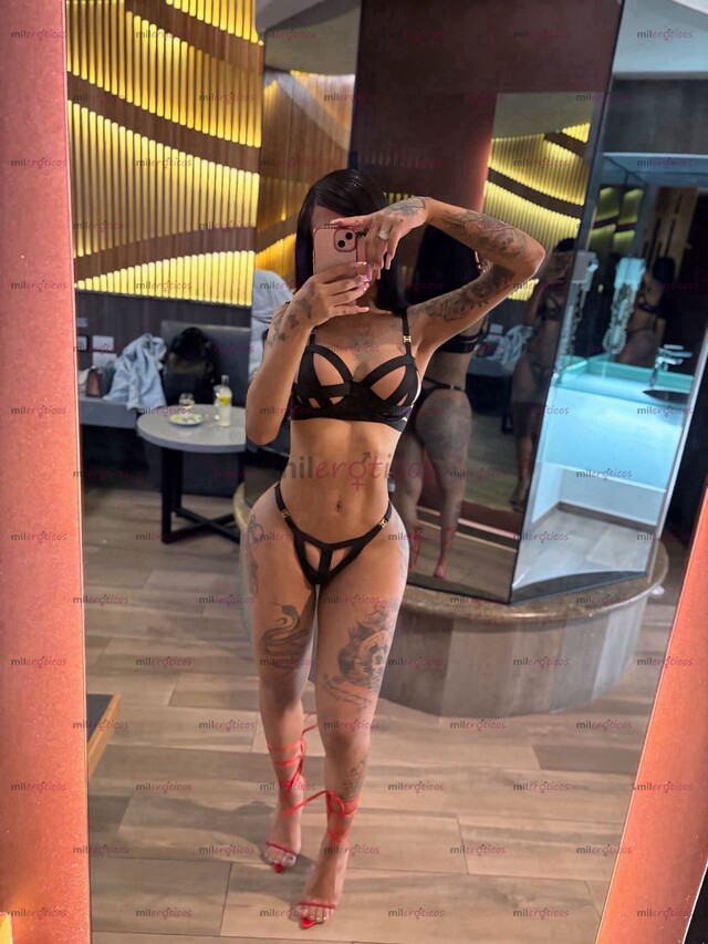 FOTOS DE CONMIGO TODO ES RICO TRANS CON UN CARAMELO ENTRE LAS PIERNAS