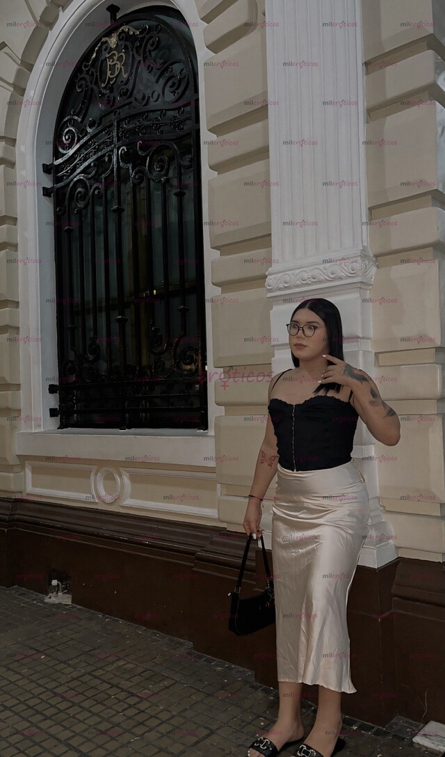 FOTOS DE HERMOSA TRANS PELI NEGRA DE PIEL BLANCA, COMPLACIENTE