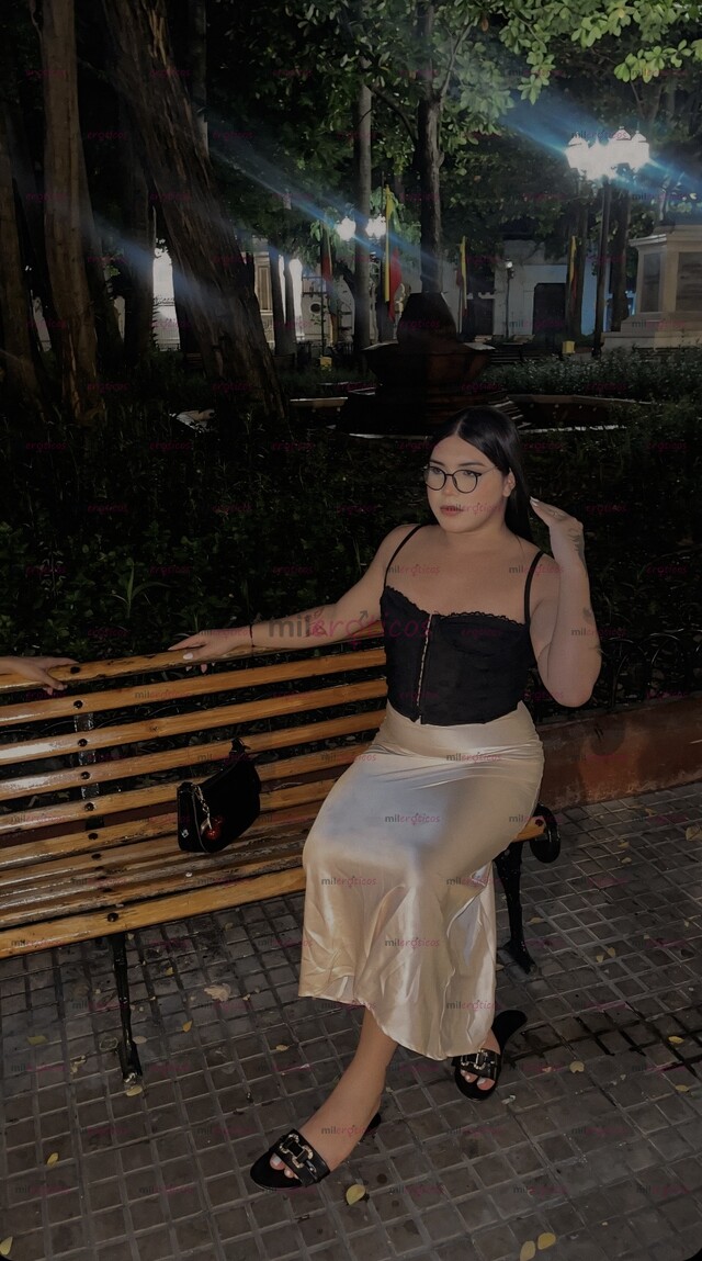 FOTOS DE HERMOSA TRANS PELI NEGRA DE PIEL BLANCA, COMPLACIENTE