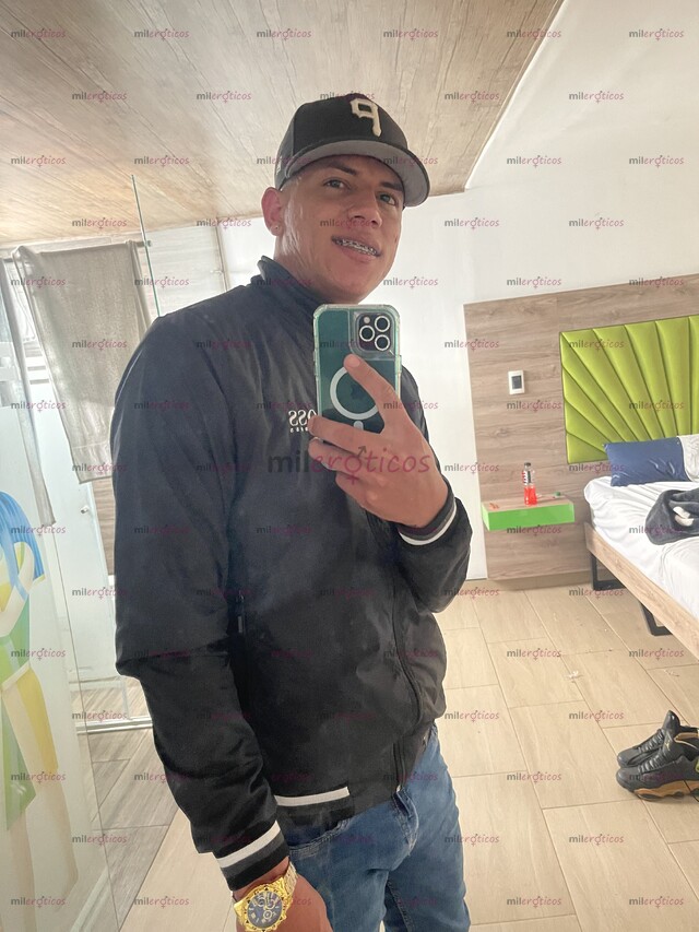 FOTOS DE TÚ MALDITO MACHO CON UNAS GANAS SEXUAL DE PARTIRTE ESE CULO