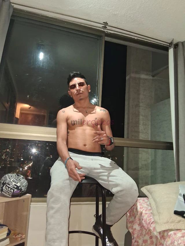 Hola soy kevin un chico activo futbol unido con sitio privado dispuesto a cumplir fantasia tengo estacionamiento hago domicilio buen servicio masajes...