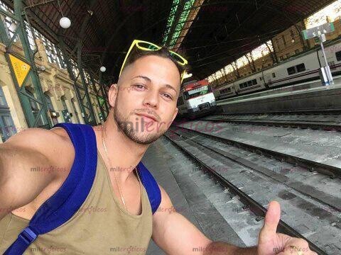 FOTOS DE QUIERES VER COMO SALE LECHE A CHORROS DE MI PENE GRANDE