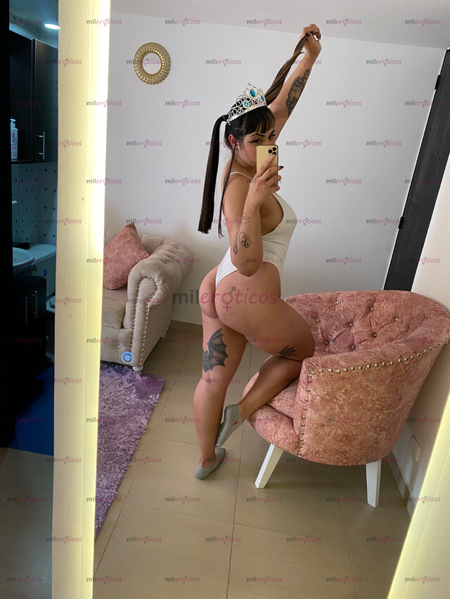 FOTOS DE APRETADITA Y MOJADA, CON GANAS DE UNA BUENA VERGA, TRIPLATO Y SQUIRT