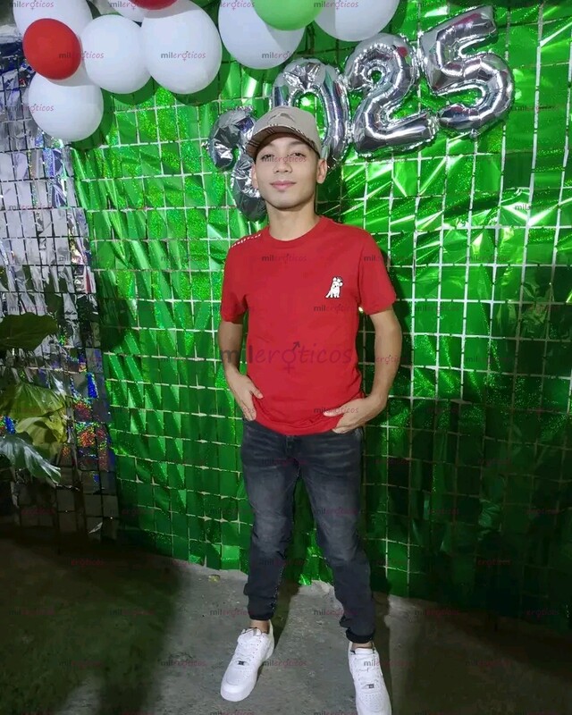 FOTOS DE TU FLACO COMPLACIENTE CON GANAS DE COMPLACERTE Y LLENARTE DE PLACER