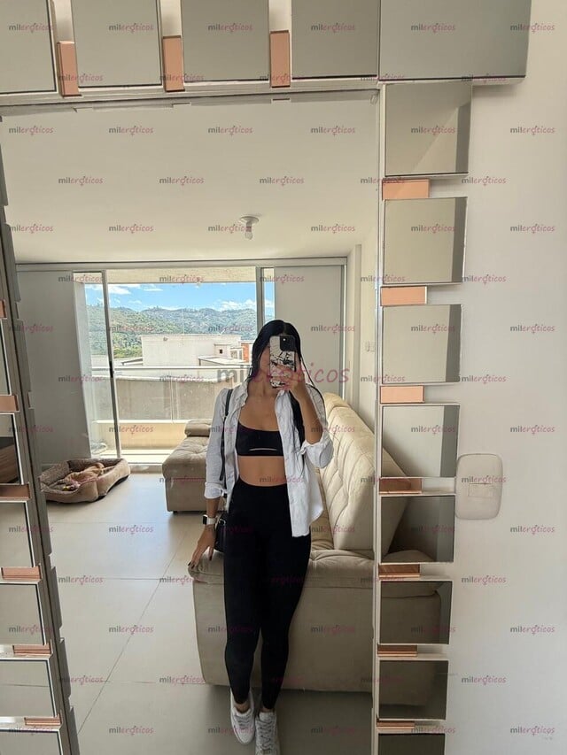 FOTOS DE BELLEZA MORENA CON ACTITUD RELAJADA Y MUY FEMENINA