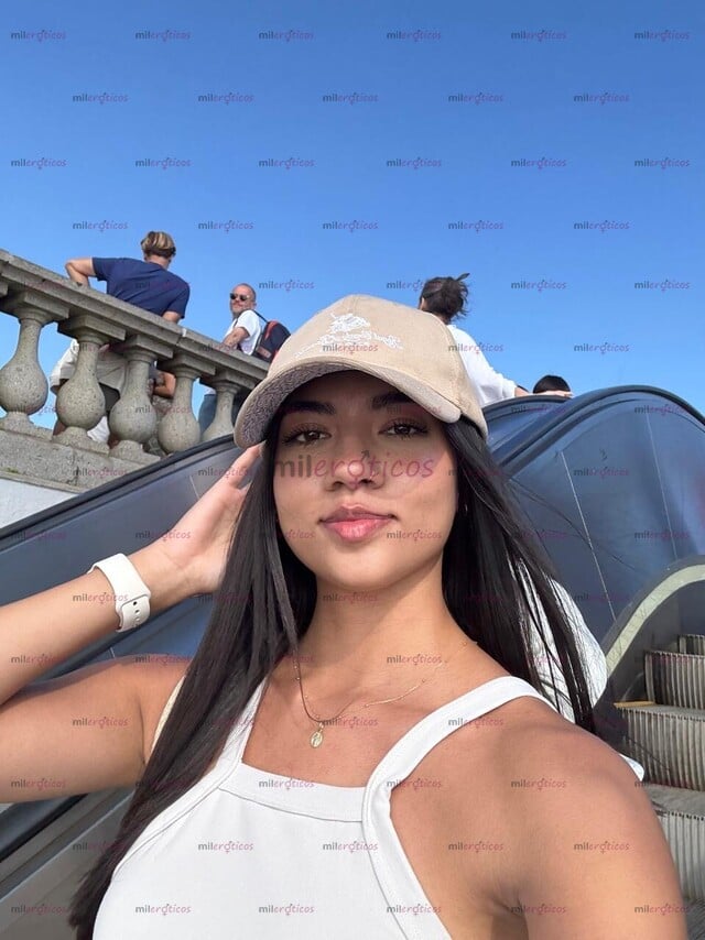 FOTOS DE BELLEZA MORENA CON ACTITUD RELAJADA Y MUY FEMENINA