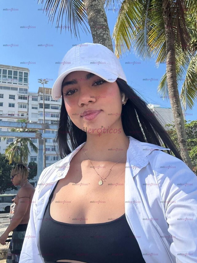 FOTOS DE BELLEZA MORENA CON ACTITUD RELAJADA Y MUY FEMENINA