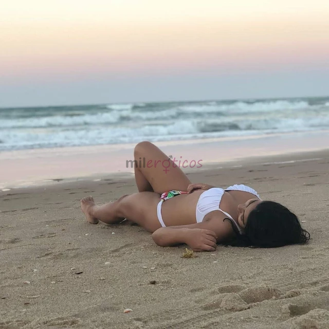 Sou morena estatura media cabelo californiano meio gordinha mas muito fogosa sou profissional voltada para homens mas tambem gosto de chupar mulheres...