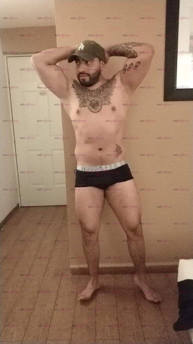 FOTOS DE GUAPO TATUADO Y ALTO DISPONIBLE PARA HACERTE COMPLACER DISFRUTA UN RICO MOMENTO