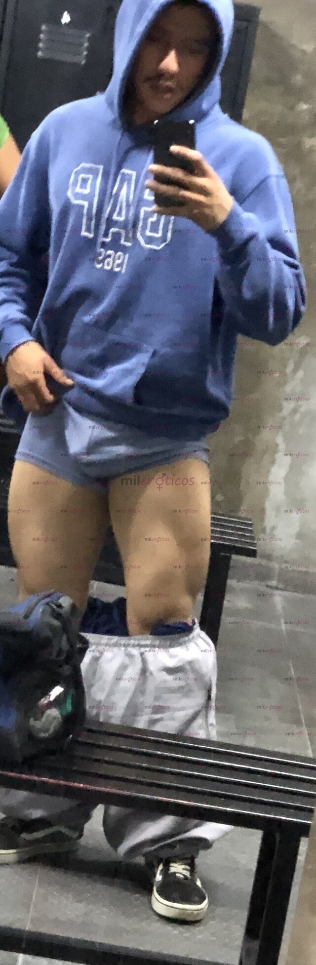 FOTOS DE JOVEN QUE LE GUSTA EL DEPORTE COMER PASARLA EN CASA JUGANDO VIENDO TELE