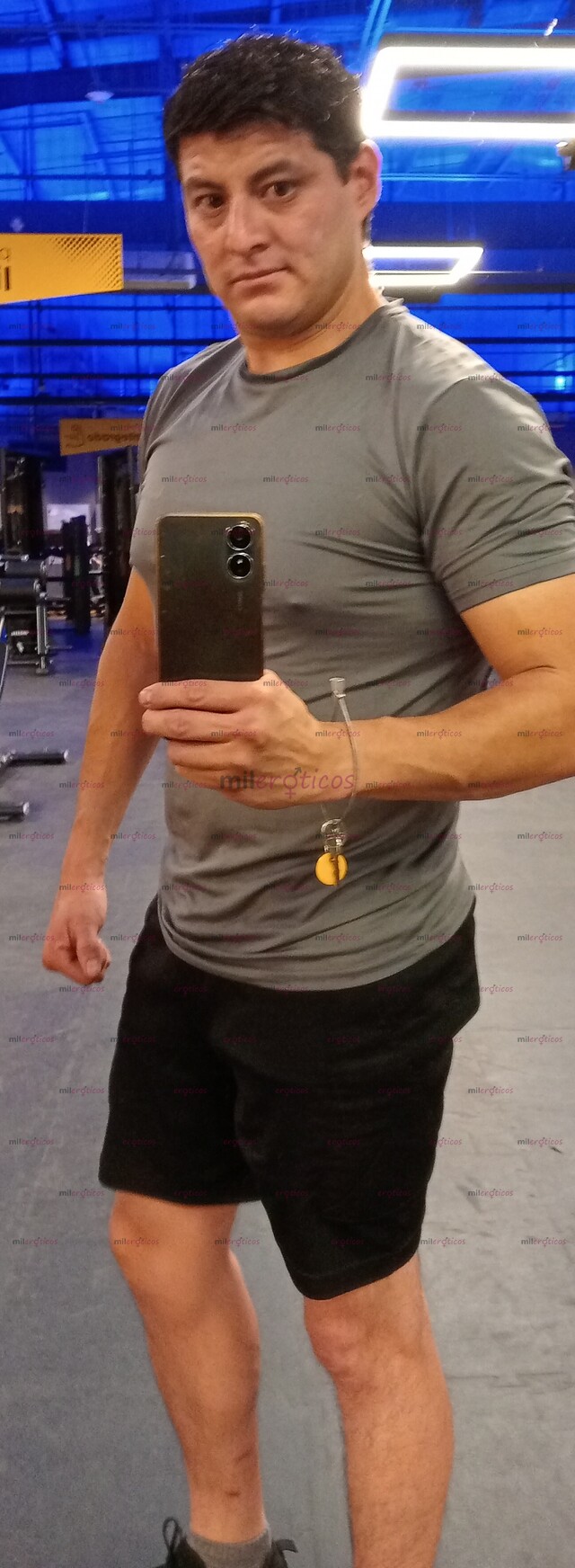 FOTOS DE FERNANDO. CORNEADOR, ATIENDO A MUJERES GANOSAS.