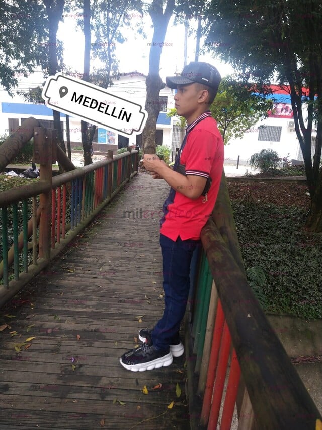 FOTOS DE POLLO VERGON EN LA CIUDAD RELAJADO SIN AFANES FIESTERO MASCULINO APTO DISPONIBLE