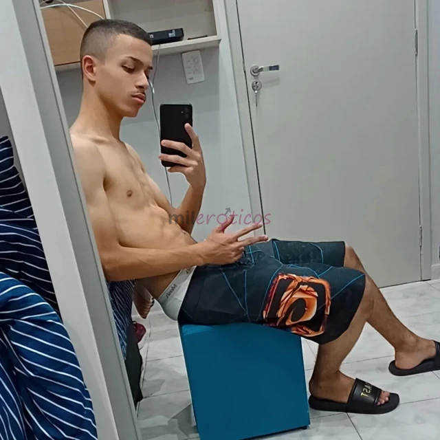 Eu me chamo marcus vinicius tenho 1 75 de altura e peso 59 kg sou moreno passivo se voce busca prazer de verdade eu sou a pessoa certa para isso bons...