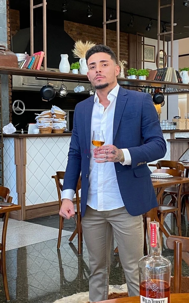 Sou logan leblanc um homem de presenca marcante olhar intenso e corpo definido pronto para proporcionar momentos de prazer conexao e exclusividade ate...