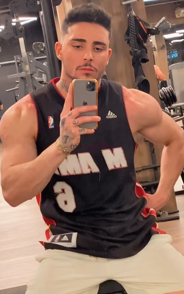 Sou logan leblanc um homem de presenca marcante olhar intenso e corpo definido pronto para proporcionar momentos de prazer conexao e exclusividade ate...