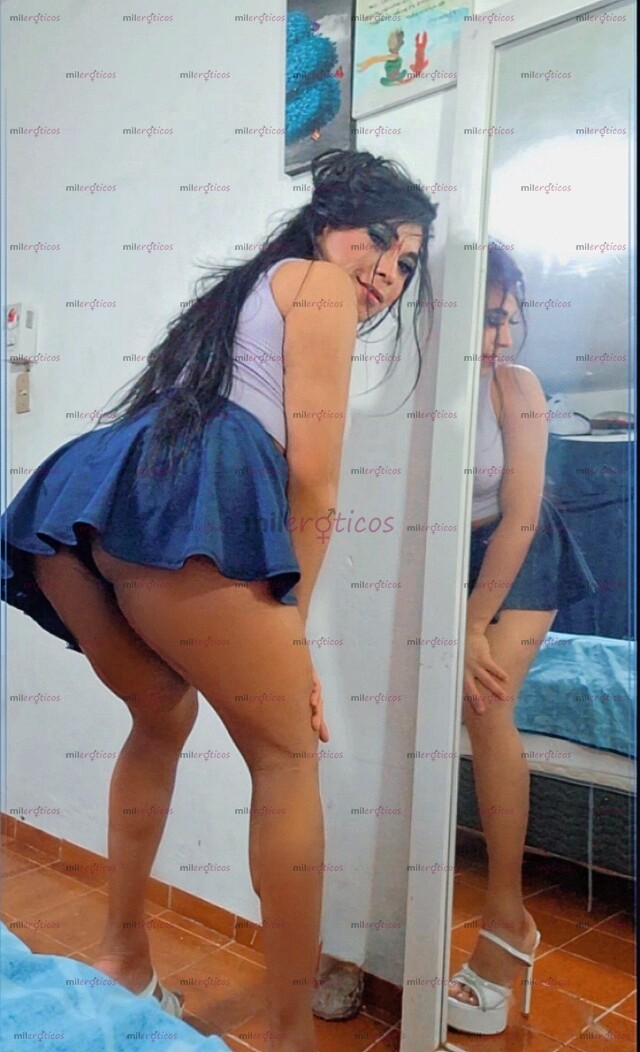 FOTOS DE TRANSEXUAL INTERACTIVA CON TETAS GRANDES Y VERGA ENTRE LAS PIERNAS PARA MAMARLA