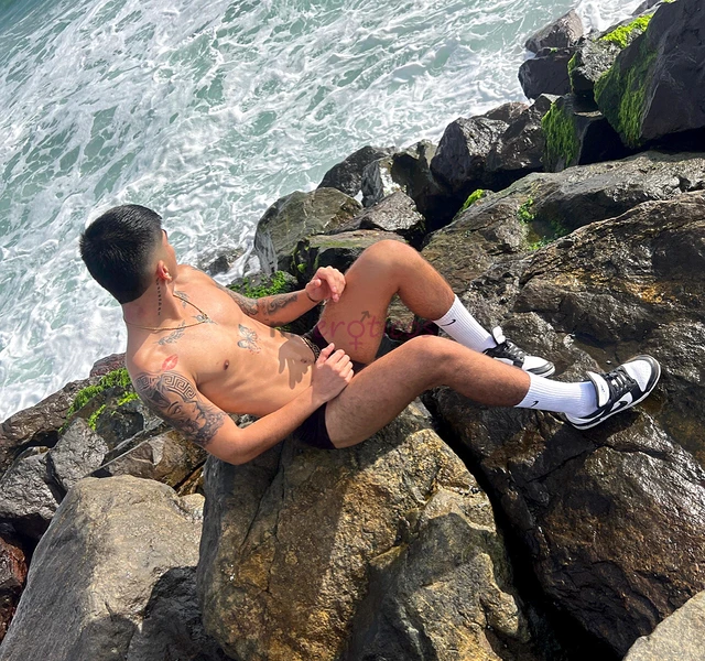 Joven modelo de buen cuerpo con la mejor dotacion que buscas para distrutar de buena compania activo versatil disponiblesi con nalgotas dotado lechero...