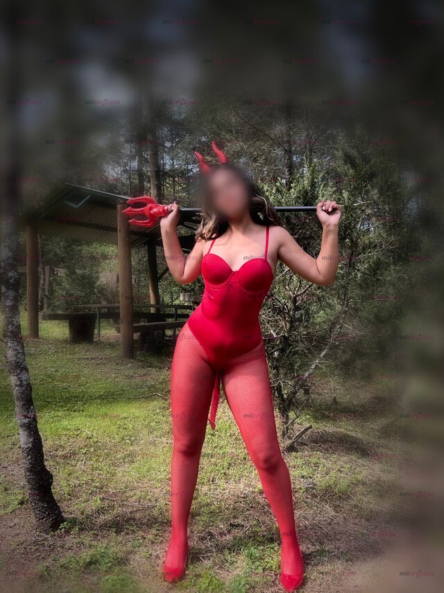 FOTOS DE LEYLA LA DIABLA QUE ENCIENDE TUS SENTIDOS CON FUEGO Y ELEGANCIA.