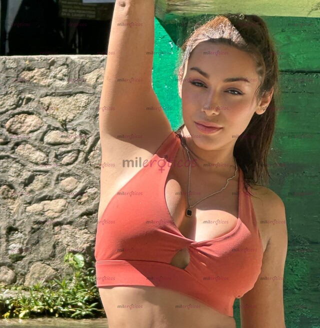 FOTOS DE FAMOSA MODELO INTERNACIONAL DE WEBCAM CON VERGA DE 21 CMS