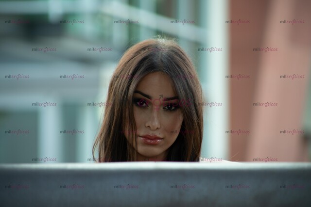 FOTOS DE FAMOSA MODELO INTERNACIONAL DE WEBCAM CON VERGA DE 21 CMS