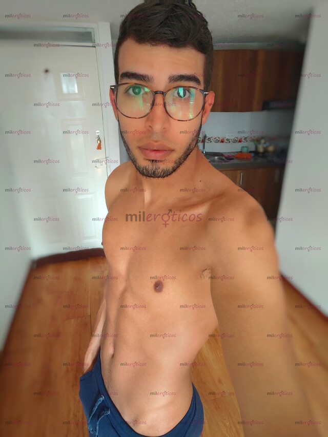 FOTOS DE BISEXUAL ALTO, SERIO, DOTADO DISPONIBLE PARAA DARTE PLACER