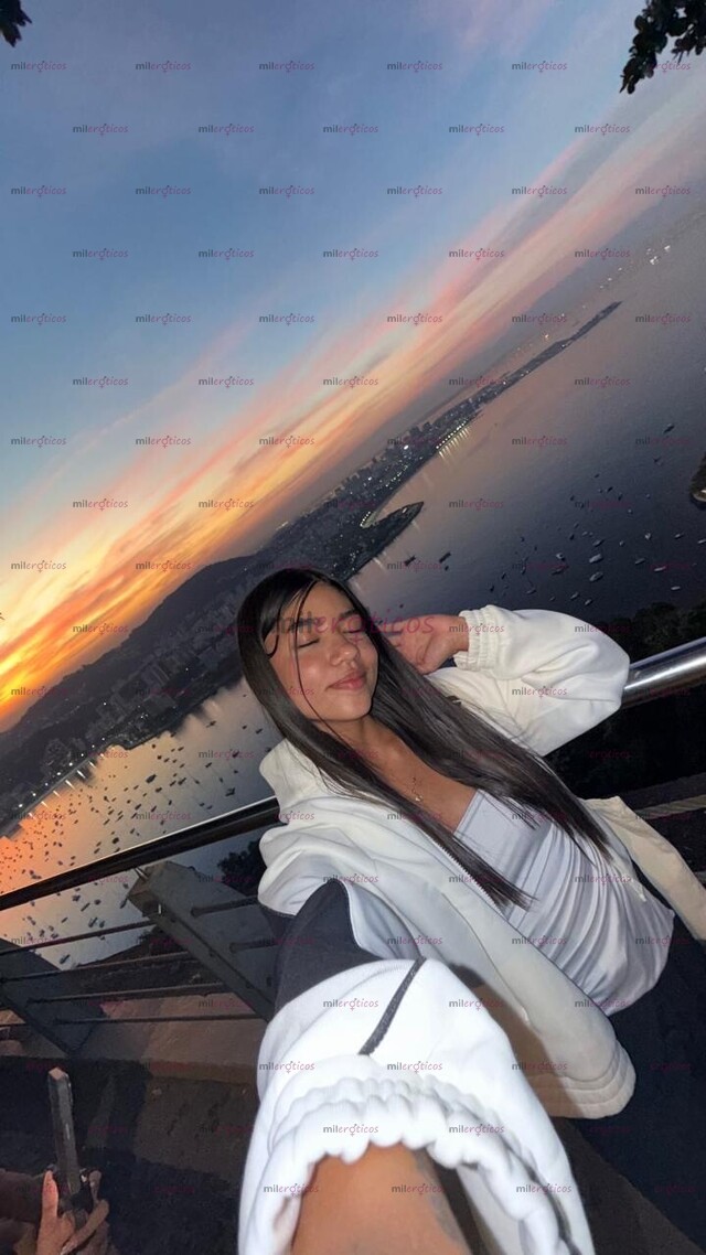 FOTOS DE MORENA SENSUAL CON GAFITAS, CURVAS DE INFARTO Y ACTITUD IRRESISTIBLE.