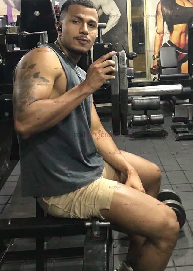 FOTOS DE ACÁ UN MORENITO ALTO Y SEXY DISPONIBLE PARA TI