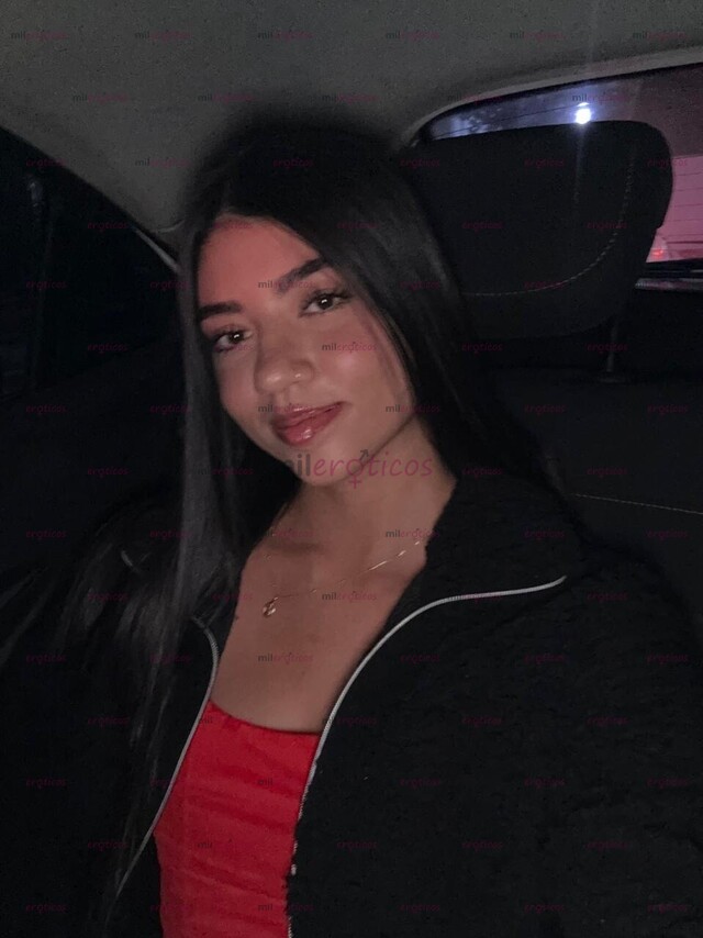 FOTOS DE MORENA SENSUAL CON GAFITAS, CURVAS DE INFARTO Y ACTITUD IRRESISTIBLE.