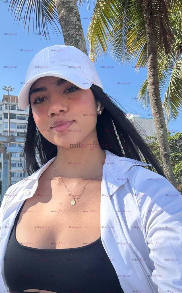 FOTOS DE MORENA SENSUAL CON GAFITAS, CURVAS DE INFARTO Y ACTITUD IRRESISTIBLE.