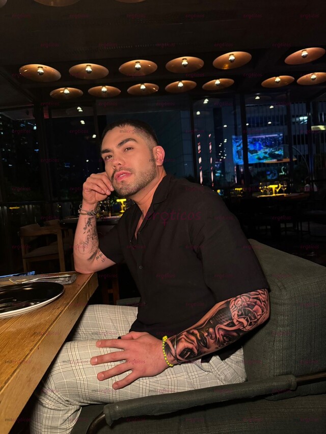 FOTOS DE FIESTERO, TATUADO , CALIENTE Y COMPLACIENTE.