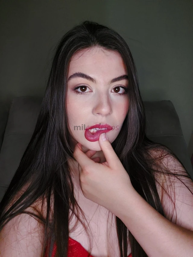 Eu sou mia e meu intuito e te fazer me encher de leite vem comigo me assitir realizo web namoro chamadas solo e casal sexting chamadas audio packs ava...