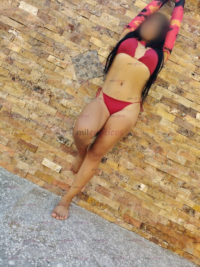 FOTOS DE CHICA DELGADA, CON CUERPO DE GYM, ABDOMEN PLANO Y COMPLACIENTE.