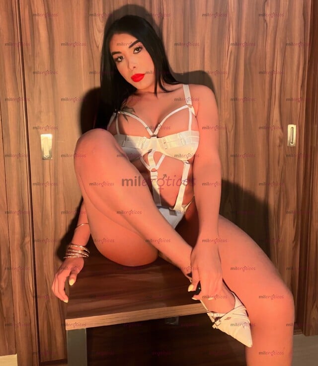 FOTOS DE RADIANTE, SENSUAL Y ARDIENTE PELINEGRA VISITANDO LA CIUDAD POCOS DIAS