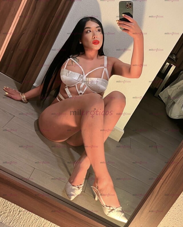 FOTOS DE RADIANTE, SENSUAL Y ARDIENTE PELINEGRA VISITANDO LA CIUDAD POCOS DIAS