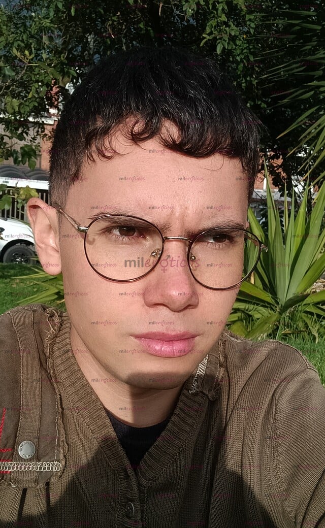 FOTOS DE RICO JOVENCITO DE 23 , SOLO ACTIVO ME MUEVO X BOGOTÁ