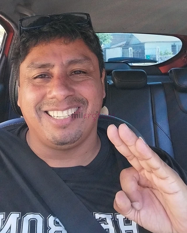 Atiendo solo mujeres soy hetero nada con los gay no insistan por favor solo mujeres total discrecion comunicate por whatsapp persona grata alegre te e...