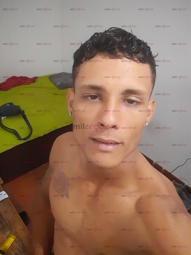 FOTOS DE MACHO ALFA DOMINANTE HETERO EN LA CAMA MORENAZO